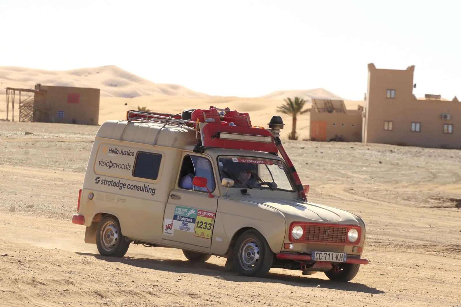 Une Renault 4 du rallye, arrêtée dans le désert marocain.