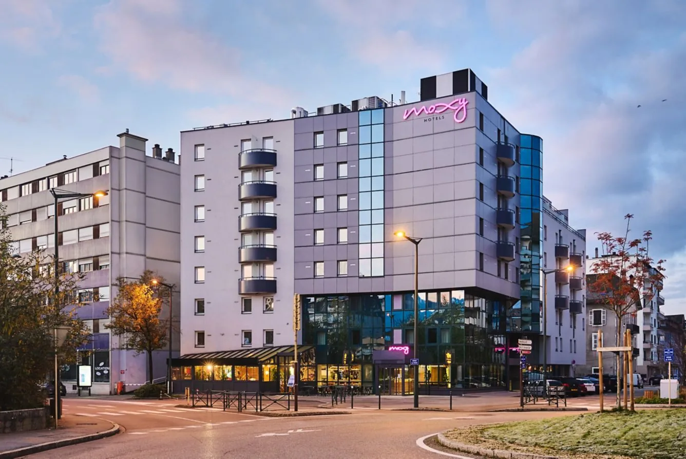 L’Hôtel Moxy Annecy, 19 avenue du Rhône, à Annecy