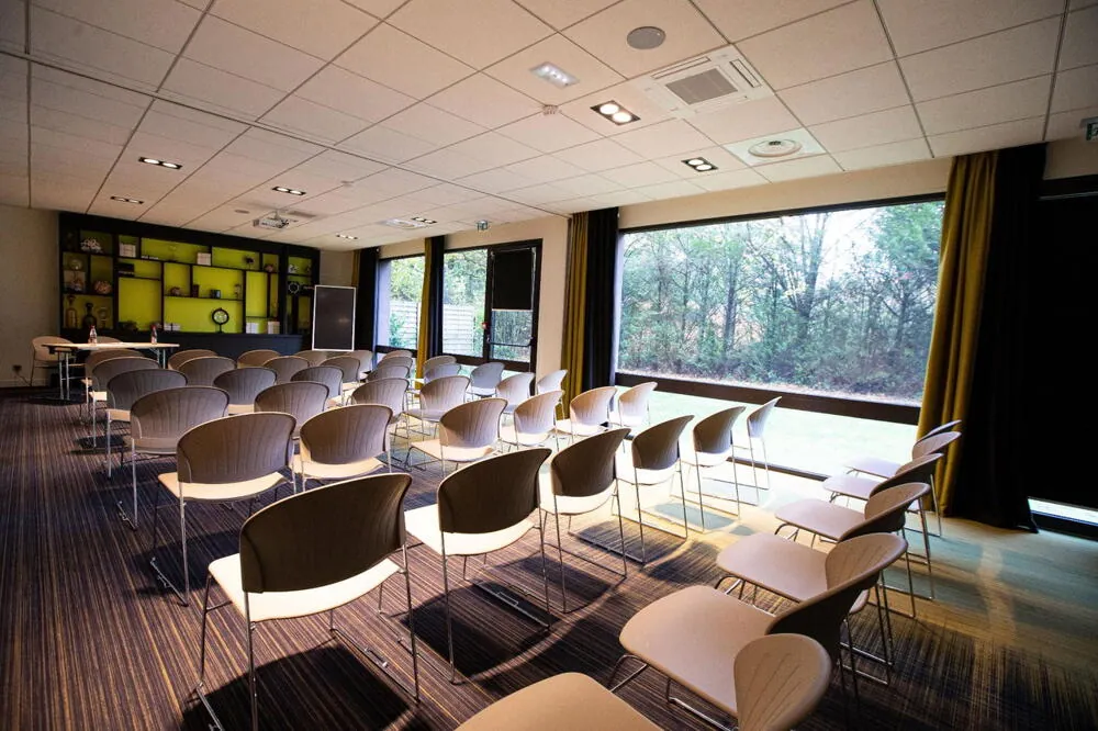La salle de séminaire de l’Appart’City Collection Genève Aéroport, à Ferney‑Voltaire