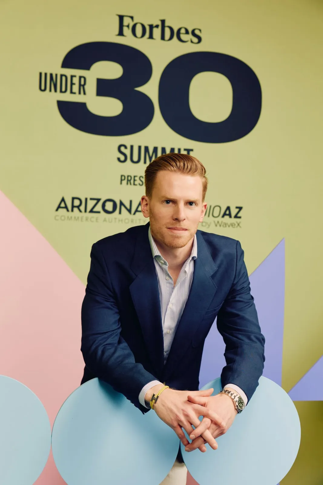 Valentin PETITCLERC devant le décor du Forbes 30 Under 30 Summit.