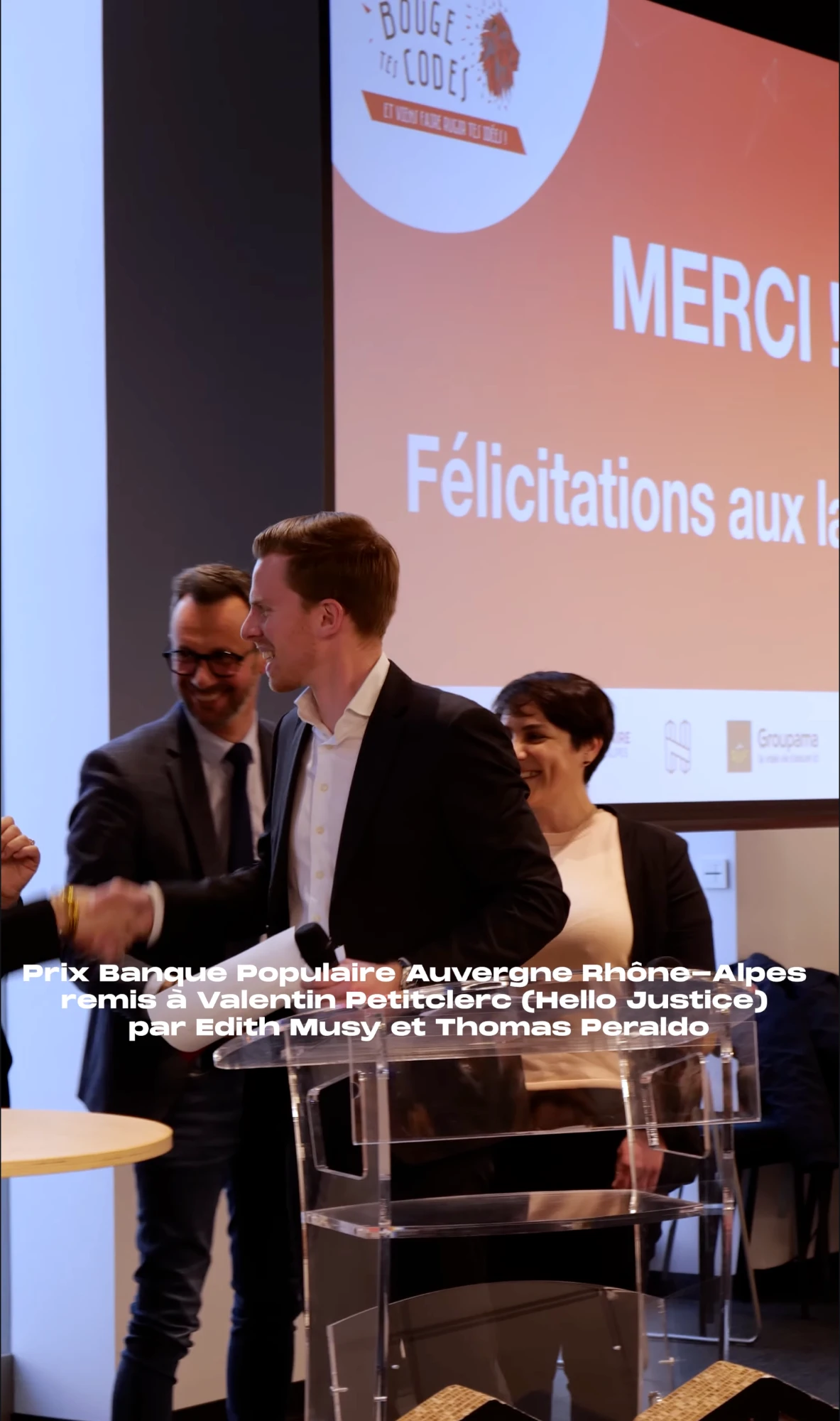 Valentin PETITCLERC reçoit sur scène le prix de la Banque Populaire Auvergne‑Rhône‑Alpes.