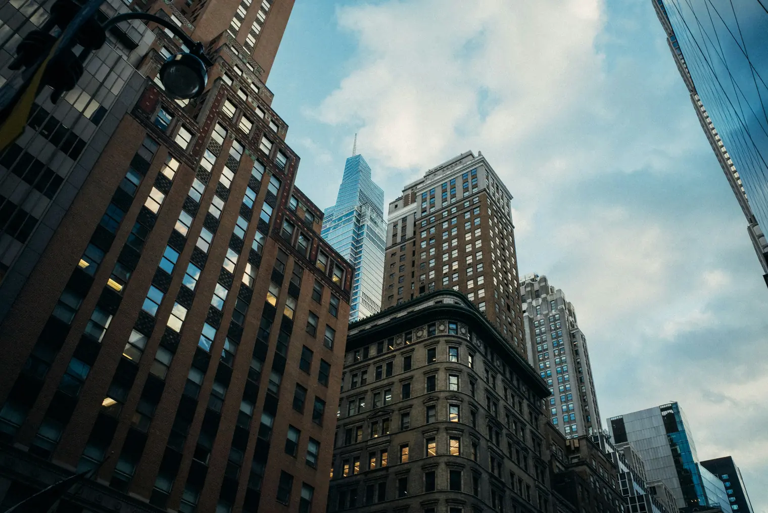 Tours de bureaux vues en contre‑plongée.